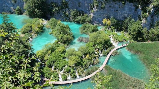 turquoise pond in Plitvicer National Park Croatia