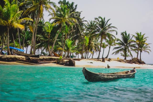 Turquoise water in San Blas Islands, Panama