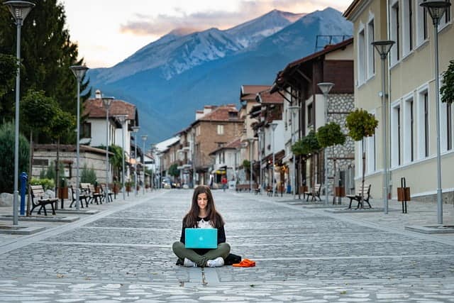 women working digital nomad startup